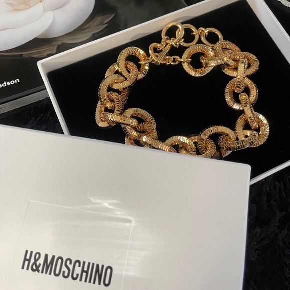 Moschino x H&M  Gold Pleated Chain Necklace - Picture 4 of 7